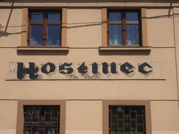 Zdobený nápis na hostinci